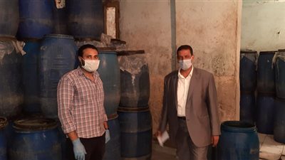 بالصور.. ضبط 135 جردل وبرميل مخلل مجهول المصدر بسوهاج