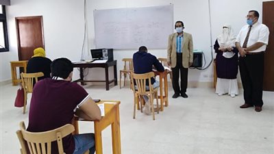 عميد كلية حاسبات بجامعة السويس يتفقد امتحانات الدراسات العليا 