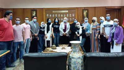 عميد ألسن عين شمس تكرم طلاب قسم اللغة الألمانية الذين قدموا فيديو توعوى عن جائحة كورونا 