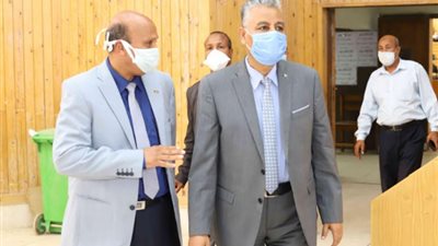 جولة تفقدية لرئيس جامعة جنوب الوادي لامتحانات كلية التجارة والتربية