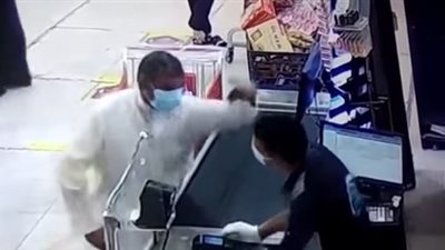 كويتي صفع مقيم مصري داخل جمعية صباح الأحمد .. ورئيس المتجر يستقيل