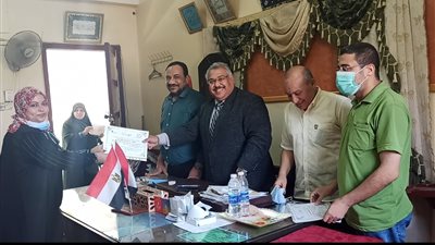 وكيل تعليم أخميم يكرم عدداً من القيادات لاجتيازهم برامج تدريبية في القيادات الوسطي