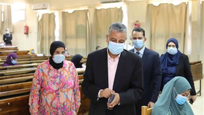 رئيس جامعة جنوب الوادي يواصل جولاته التفقدية لامتحانات الفرق النهائية بالجامعة 