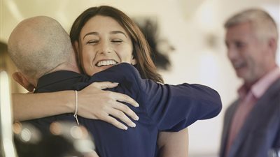 استاذة جامعية ذهبت لتهنئة والدها بالعيد تصدت للاعيرة النارية لحماية زوجها وطفلها ..فماتت برصاص الغدر والثأر اللعين