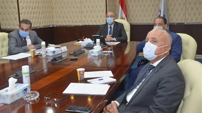 وزير الإسكان يستعرض بدائل المخطط الاستراتيجى واستعمالات الأراضى بالسويس الجديدة