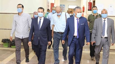 رئيس جامعة جنوب الوادى يواصل جولاته التفقدية لامتحانات الجامعة