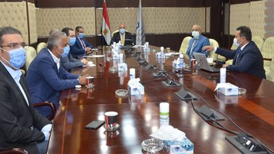 وزير الإسكان يستعرض آليات تطوير مدينة 