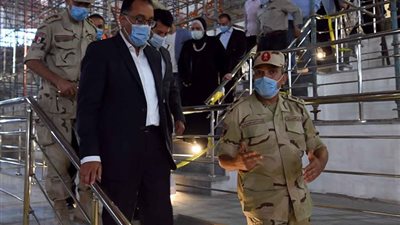 رئيس الوزراء يتفقد الأعمال الإنشائية للصالة المغطاة ببرج العرب الجديدة