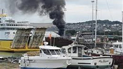  انفجار في ميناء بريطاني.. وسحابة كثيفة من الدخان الأسود تغطي المدينة 
