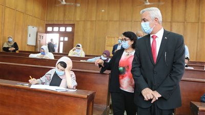 رئيس جامعة المنوفية يتابع اختبارات ٣٠٠ طالب وطالبة للقبول بكلية الإعلام