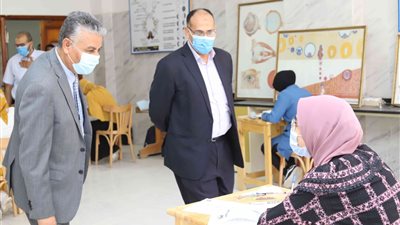رئيس جامعة جنوب الوادي يواصل جولاته التفقدية لامتحانات الفرق النهائية بكلية الطب