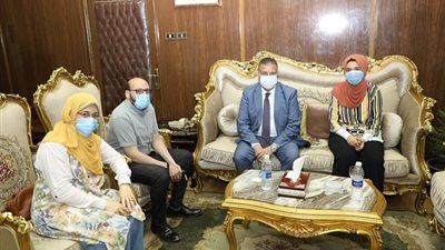 محافظ المنوفية يكرم ثالث الثانوية العامة ويمنحها شهادة تقدير ومكافأة مالية