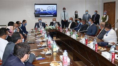 رئيس جامعة النهضة ورئيس مجلس الأمناء يسلمان مشروع إنشاء كورنيش شرق النيل لمحافظ بنى سويف 