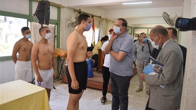 رئيس جامعة سوهاج يتابع اختبارات القدرات لطلاب الثانوية لالتحاق بكلية التربية الرياضية