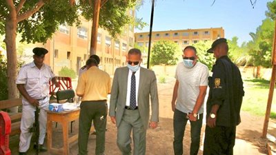 رئيس جامعة الأقصر يدلي بصوته بانتخابات مجلس الشيوخ 