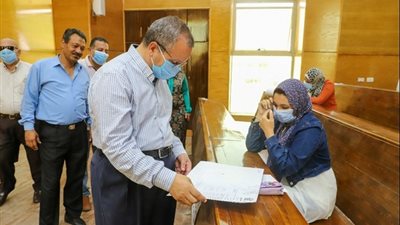 رئيس جامعة السويس يتفقد اختبارات القدرات لشعبة التربية الفنية بكلية التربية