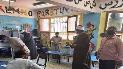 رئيس منطقة الأقصر الأزهرية يدلى بصوته بانتخابات مجلس الشيوخ