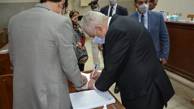 بالصور.. وزير التربية والتعليم يدلي بصوته في انتخابات مجلس الشيوخ