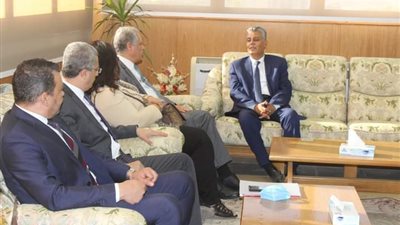 رئيس جامعة جنوب الوادي يستقبل وفد جهاز تنمية المشروعات المتوسطة والصغيرة ومتناهية الصغر