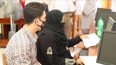 معامل التنسيق الإلكتروني بجامعة جنوب الوادى تستقبل ٤٢ من طلاب المرحلة الأولى فى أول أيام التنسيق