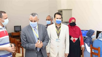 جولة تفقدية لرئيس جامعة جنوب الوادى لمعامل التنسيق الإلكترونى بالجامعة