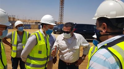 نائب وزير الإسكان يتفقد مشروع الحدائق المركزية 