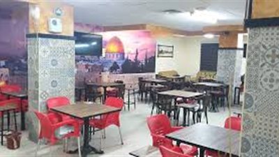 معلمة تترك التدريس لتدير مقهى من اجل الانفاق على اسرتها ووالدها المريض 