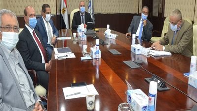 وزير الإسكان يتابع موقف تنفيذ وحدات 