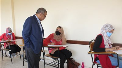 رئيس جامعة الأقصر يتفقد سير امتحانات الدبلومة التربوية