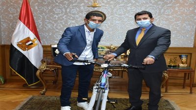 خلال تكريمه بائع الفريسكا.. وزير الرياضة: ابراهيم عبدالناصر نموذج نفتخر به وندعمه