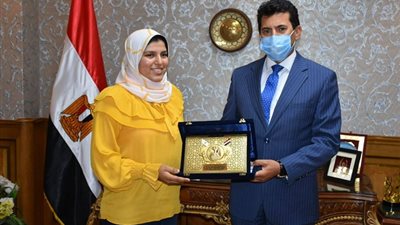 استمرارا لتكريم القدوة من الشباب. وزير الشباب يُكرم الطالبة آية طه حسين