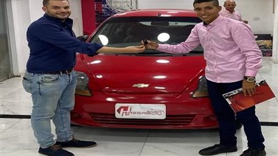 بالصور.. طالب الفريسكا يتسلم سيارته الأولى ماركة شيڤورليه