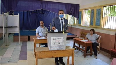 رئيس جامعة سوهاج يدلي بصوته الانتخابي في جولة الاعادة