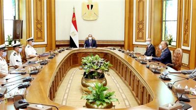 هام| السيسى يلتقى قائد القوات البحرية والمدير العام لشركة 