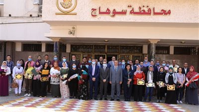 محافظ سوهاج يكرم 37 من العاملين بالقطاع الطبي 