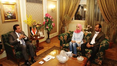 وزير التعليم العالي يكرم الطالبة الأولى على مستوى الجمهورية (مكفوفين) في الثانوية العامة 