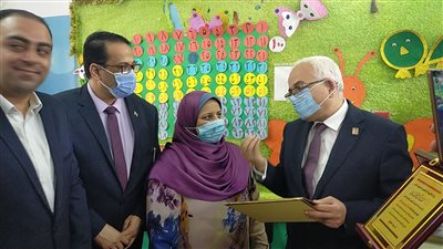 بالصور.. رضا حجازي يكرم سيدة القطار 