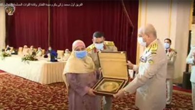 بالصور.. وزير الدفاع يكرم سيدة القطار: 