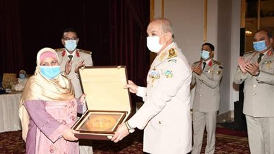 القائد العام للقوات المسلحة يكرم سيدة القطار