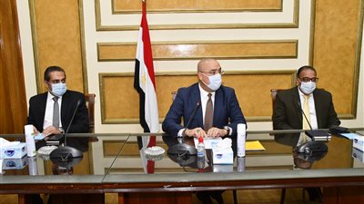 وزير الإسكان: 