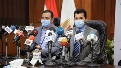وزير الرياضة يعلن تفاصيل أكبر علامة سلام فوق سطح الماء بمشاركة 500 سباح 