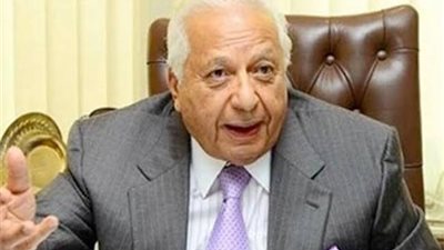 مستشار الرئيس: عدم القبلات والمصافحة اثرت سلبيا على المجتمع