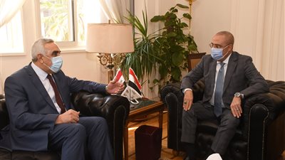 وزير الإسكان والسفير العراقى بالقاهرة يبحثان سبل التعاون المشترك  فى مجال البناء والتعمير