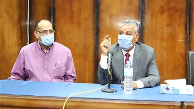 رئيس جامعة جنوب الوادى يشهد ورشة عمل عن التعليم الهجين بكلية الطب