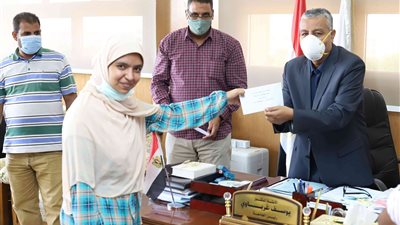 رئيس جامعة جنوب الوادي يكرم الطلاب الفائزين في المسابقة الثقافية