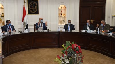 وزير الإسكان يتابع موقف تنفيذ وحدات 