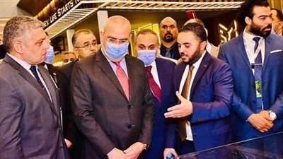 بالصور ..  وزير الإسكان ورئيس مجلس إدارة الأهرام يزورا جناح العتال في معرض 
