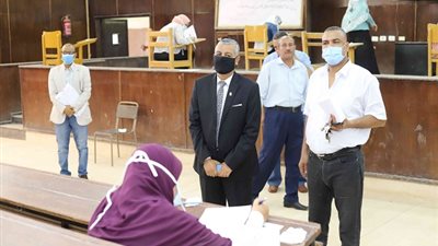 رئيس جامعة جنوب الوادى يتفقد امتحانات الدور الثانى للدراسات العليا بتربية قنا