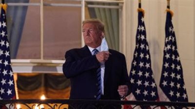 ترامب يتحدى كورونا ويخضع لفحص طبى على الهواء مباشرة 