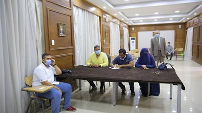 رئيس جامعة الأقصر يتابع إجراءات الكشف الطبى للطلاب الجدد